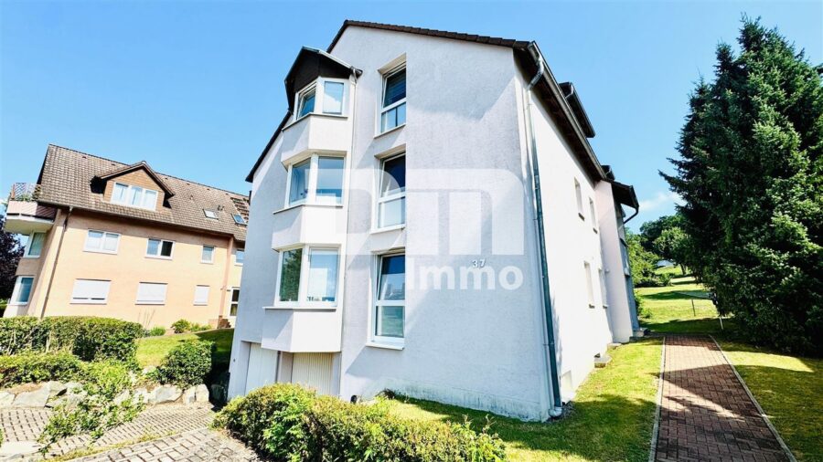 (R)erserviert!!!Exklusive Dachgeschosswohnung mit Balkon & Garage in gefragter Lage der Eichwaldsiedlung - Frontansicht Titel